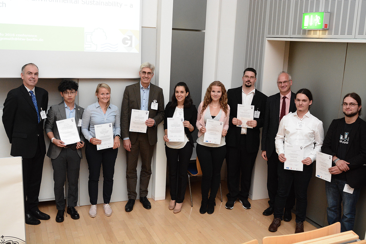 Die Preistäger*innen mit Laudatoren und Sponsor: (v.l.n.r.) Prof. Dr. Dieter Kranzlmüller, Co-Chair der EnviroInfo 2018, Yoshiki Ogawa (2. Best Paper Award), Tanja Christina Portele (3. Best Paper Award), Prof. Dr. Lorenz Hilty, Maria J. Pouri (1. Best Paper Award), Maria Sarah Wersche (2. Student`s Prize), Martin Engelmann (1. Student`s Prize), Prof. Dr. Volker Wohlgemuth, Martin Oliver Allweyer und Yannick Becker (3. Student`s Prize).